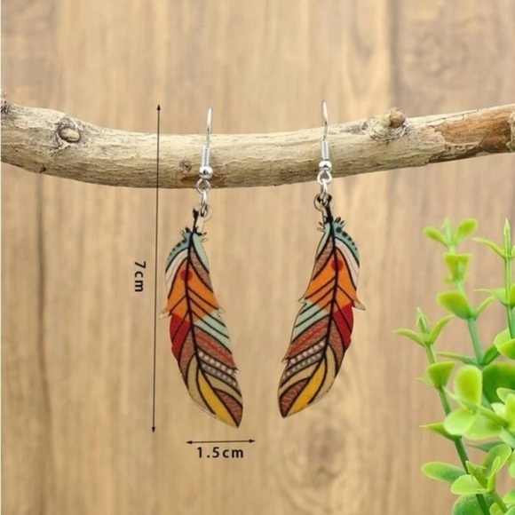 NWT Wood 🪵 feathers 🪶 earrings - Picture 4 of 4
